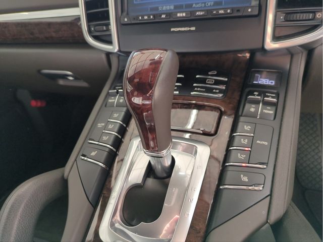 PORSCHE CAYENNE 2015 Image 31