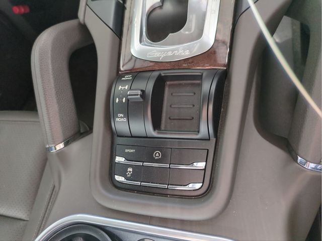 PORSCHE CAYENNE 2015 Image 31