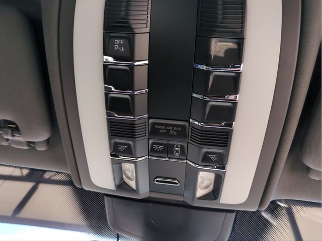 PORSCHE CAYENNE 2015 Image 31