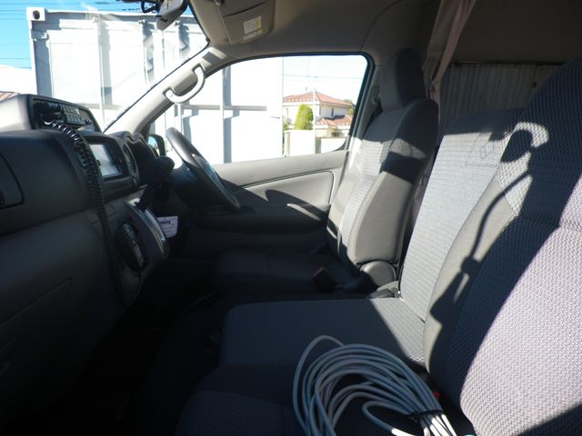 NISSAN NV350 CARAVAN 4WD 2017 Image 31
