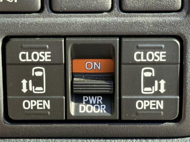 TOYOTA NOAH 2018 Image 31