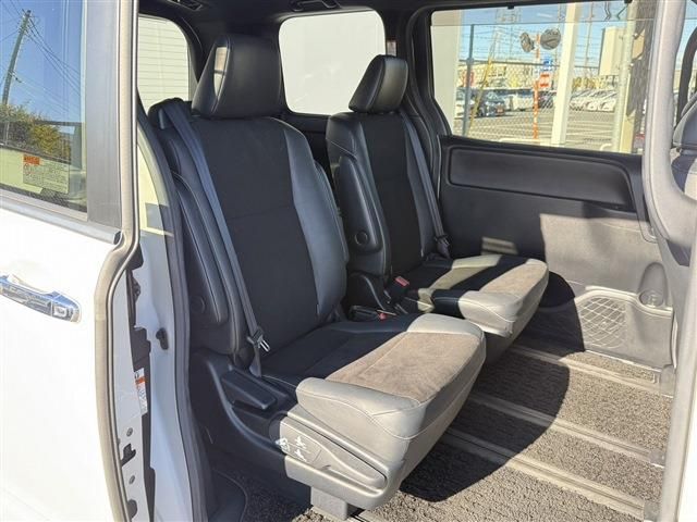 TOYOTA NOAH 2018 Image 31