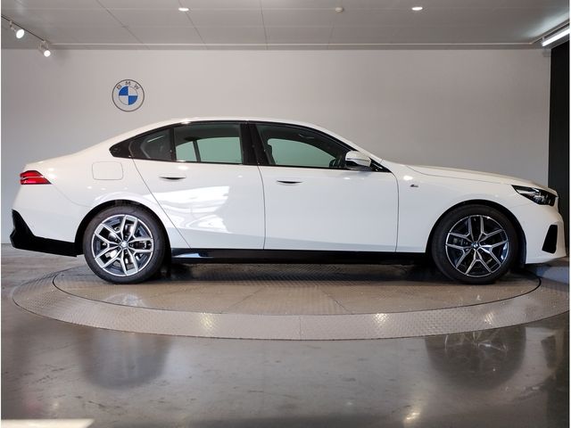 BMW 5SERIES SEDAN 2023 Image 31