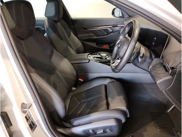 BMW 5SERIES SEDAN 2023 Image 31