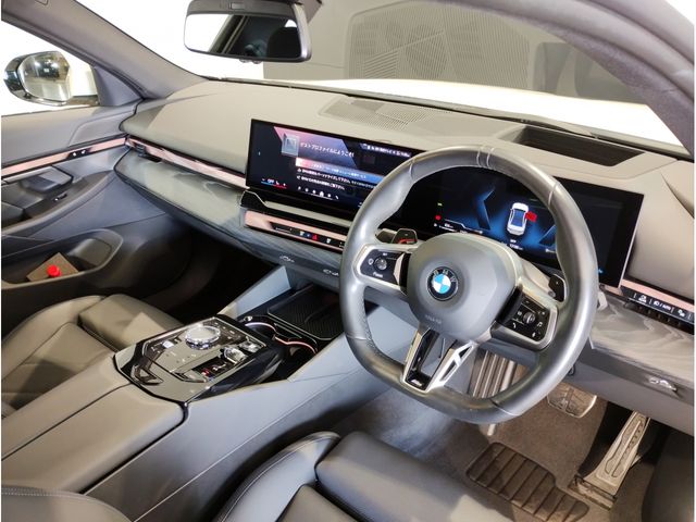 BMW 5SERIES SEDAN 2023 Image 31