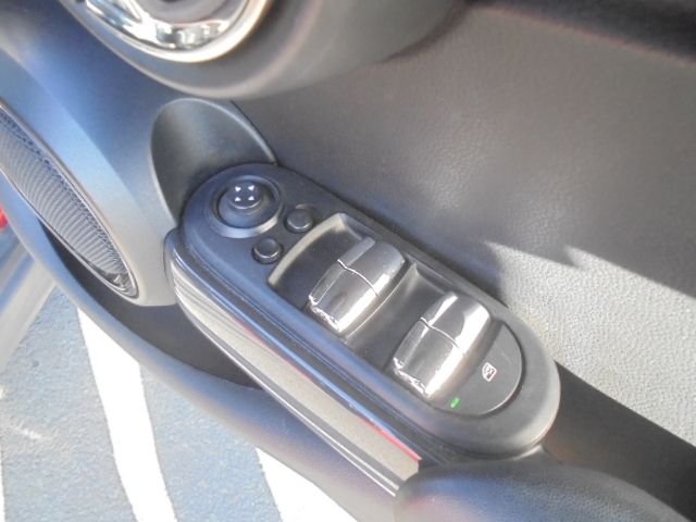 BMW MINI COOPER 5DOO 2015 Image 31