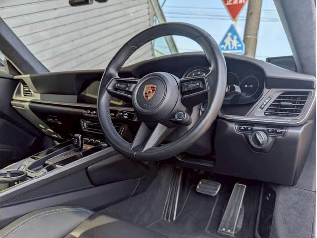 PORSCHE 911 2019 Image 31