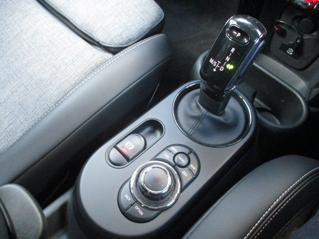 BMW MINI COOPER D 5DOOR 2023 Image 31