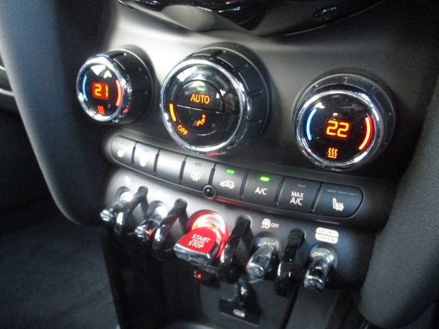 BMW MINI COOPER D 5DOOR 2023 Image 31