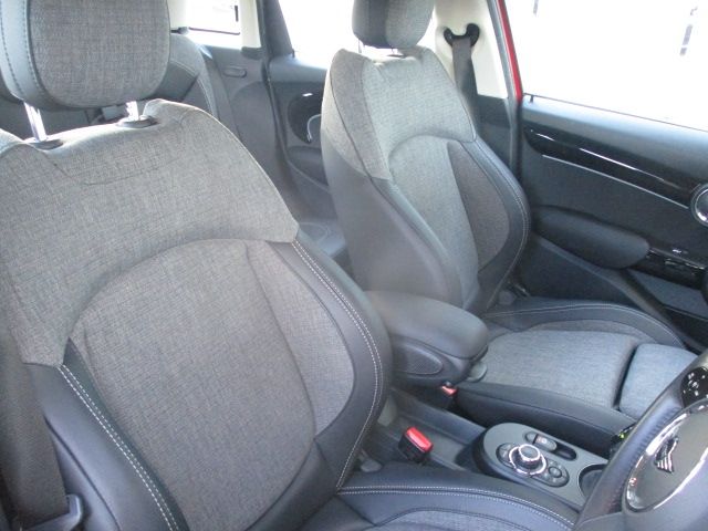 BMW MINI COOPER D 5DOOR 2023 Image 31