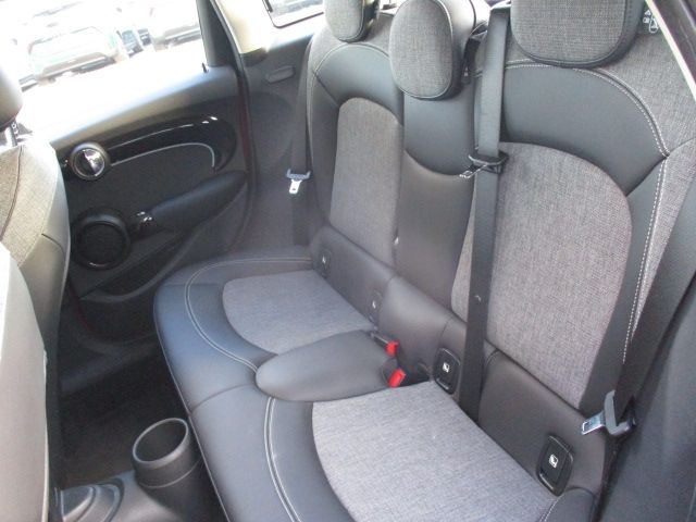 BMW MINI COOPER D 5DOOR 2023 Image 31