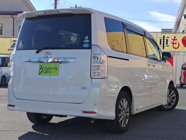 TOYOTA VOXY 2012 Image 31