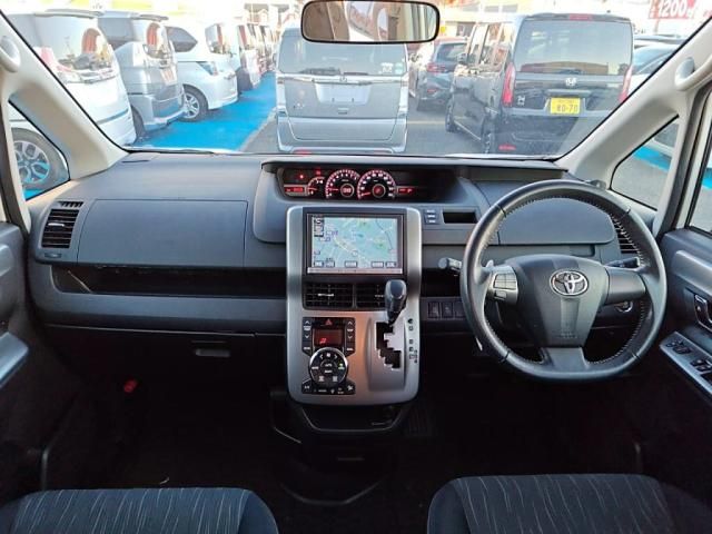 TOYOTA VOXY 2012 Image 31
