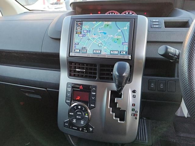 TOYOTA VOXY 2012 Image 31