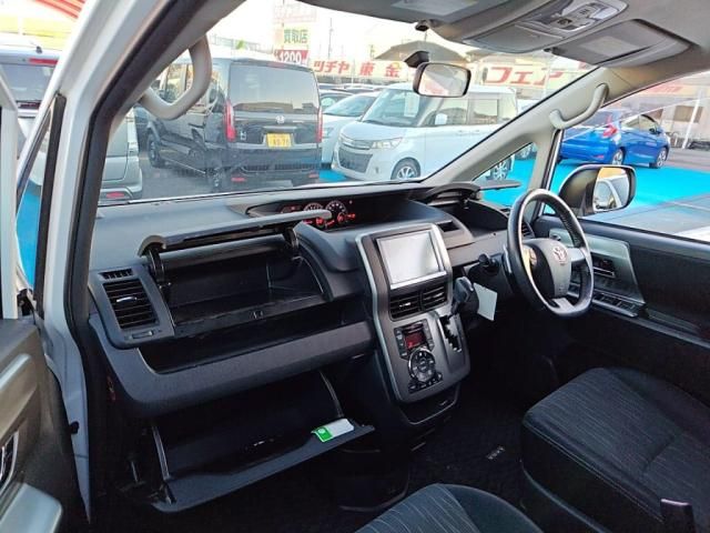 TOYOTA VOXY 2012 Image 31