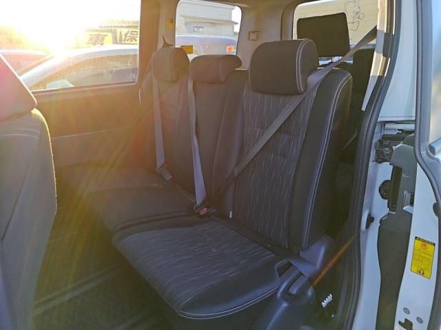 TOYOTA VOXY 2012 Image 31