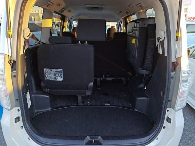 TOYOTA VOXY 2012 Image 31