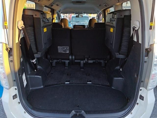 TOYOTA VOXY 2012 Image 31