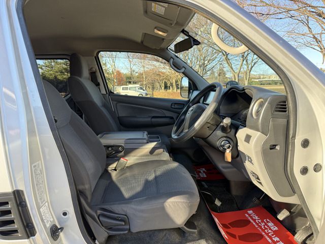 NISSAN NV350 CARAVAN 4WD 2014 Image 31