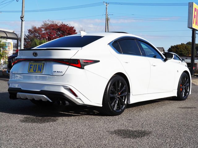 TOYOTA LEXUS IS300H 2023 Image 31
