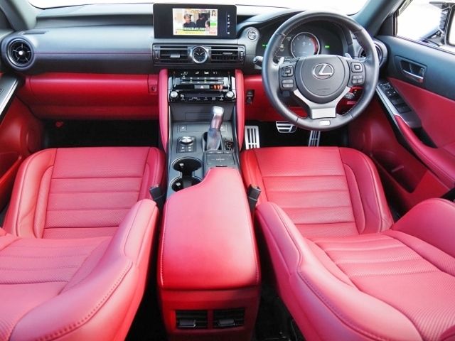 TOYOTA LEXUS IS300H 2023 Image 31