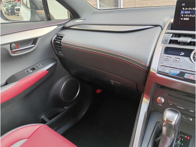 TOYOTA LEXUS NX300 AWD 2018 Image 31