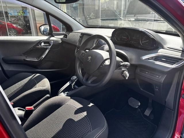 PEUGEOT 208 2018 Image 31