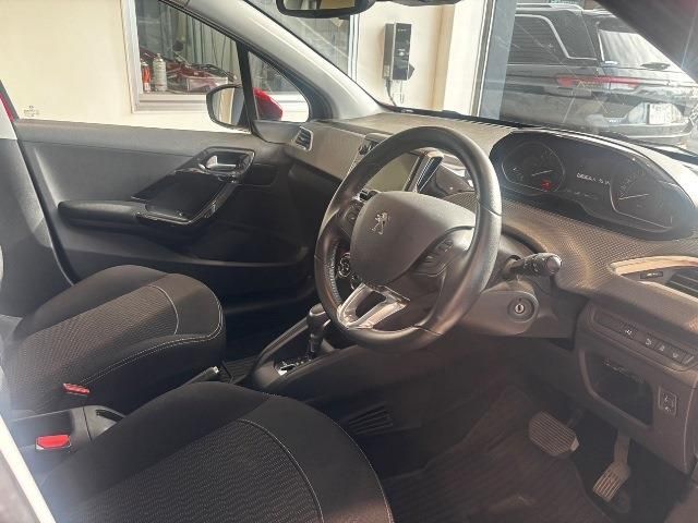 PEUGEOT 208 2017 Image 31