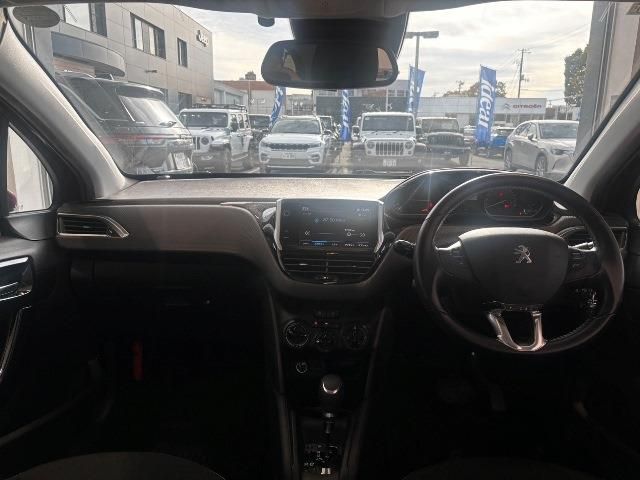 PEUGEOT 208 2017 Image 31