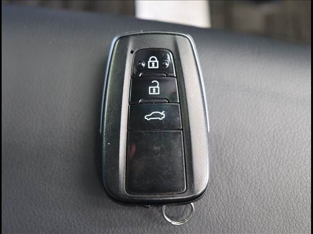 TOYOTA CAMRY HYBRID 2019 Image 31