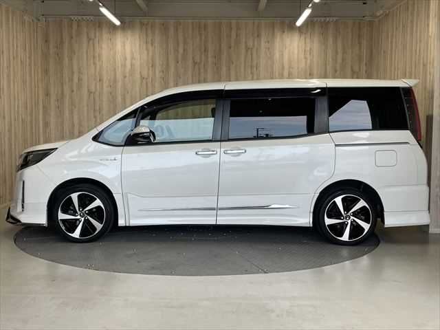 TOYOTA NOAH HYBRID 2018 Image 31