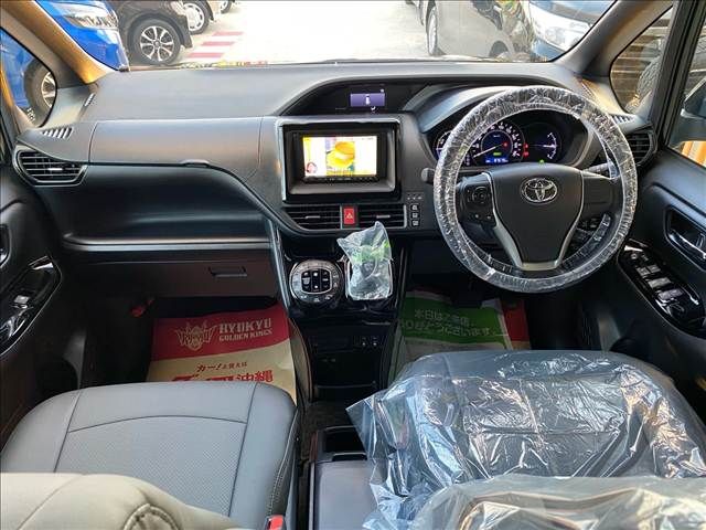 TOYOTA VOXY HYBRID 2018 Image 31