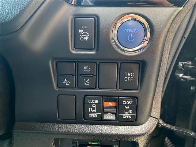 TOYOTA VOXY HYBRID 2018 Image 31