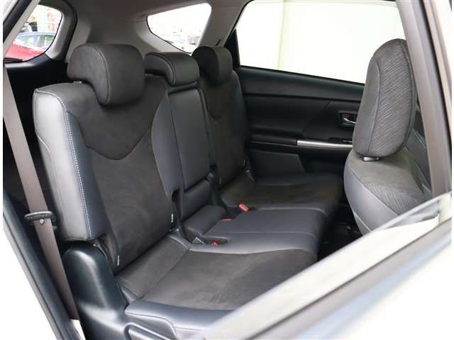 TOYOTA PRIUS ALPHA 2018 Image 31