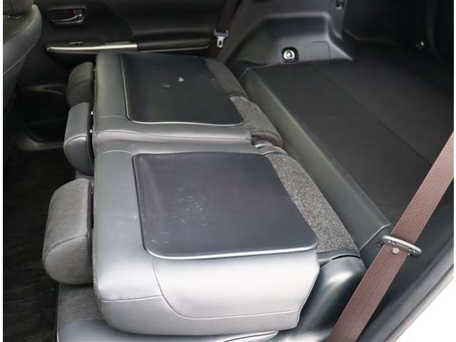 TOYOTA PRIUS ALPHA 2018 Image 31