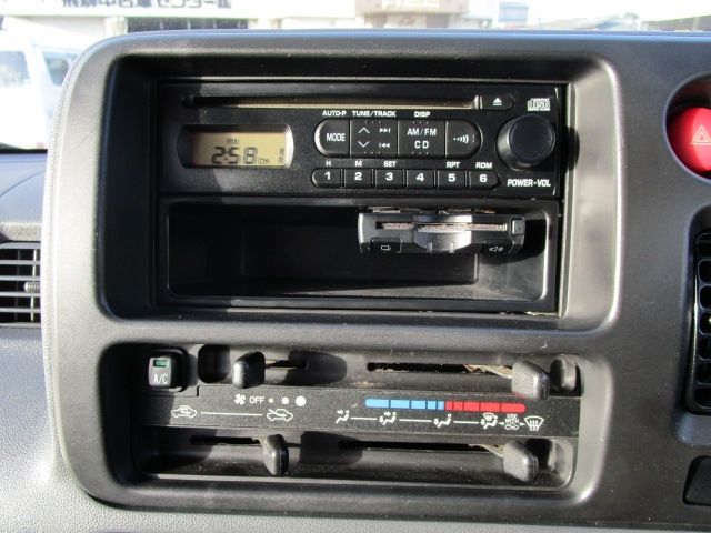 DAIHATSU HIJET DECKVAN 4WD 2013 Image 31