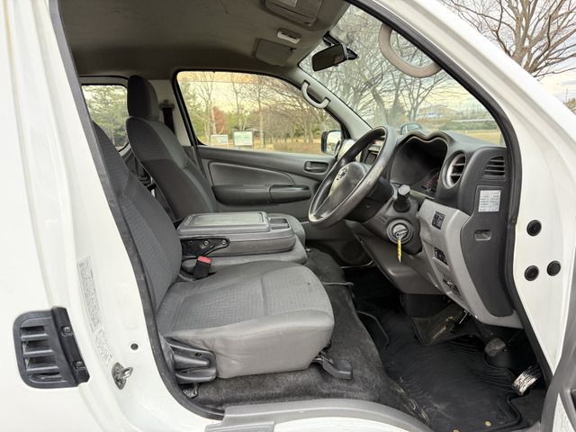 NISSAN NV350 CARAVAN 4WD 2015 Image 31