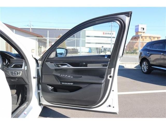 BMW 7SERIES 2017 Image 31