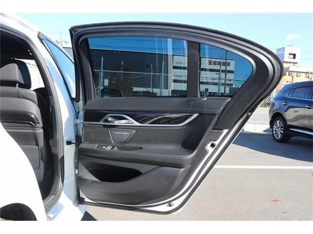 BMW 7SERIES 2017 Image 31