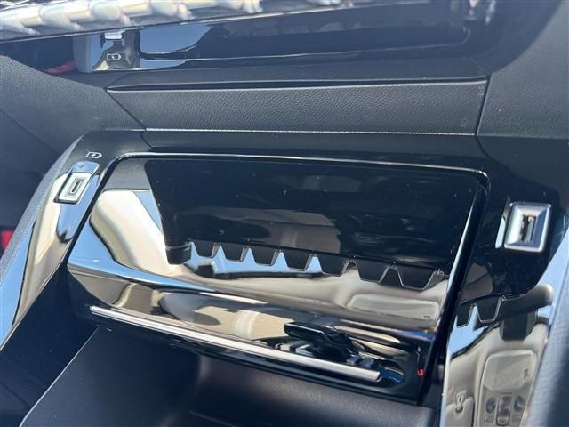 PEUGEOT 2008 2021 Image 31