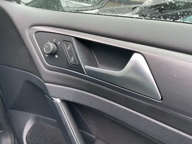 VOLKSWAGEN GOLF VARI 2018 Image 31