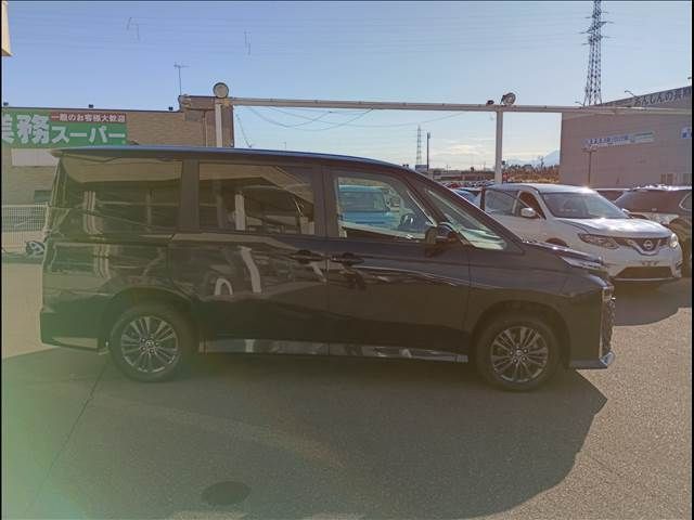 TOYOTA VOXY HYBRID 2022 Image 31