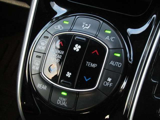 TOYOTA VOXY 2018 Image 31