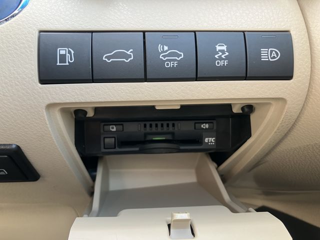 TOYOTA CAMRY HYBRID 2018 Image 31