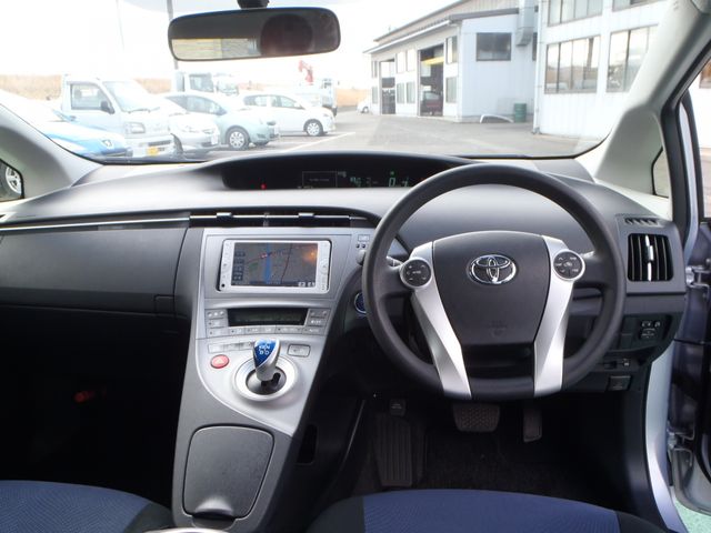 TOYOTA PRIUS 2013 Image 31