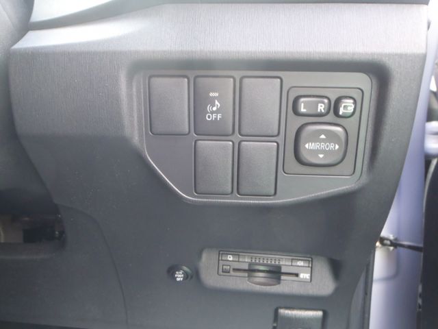 TOYOTA PRIUS 2013 Image 31