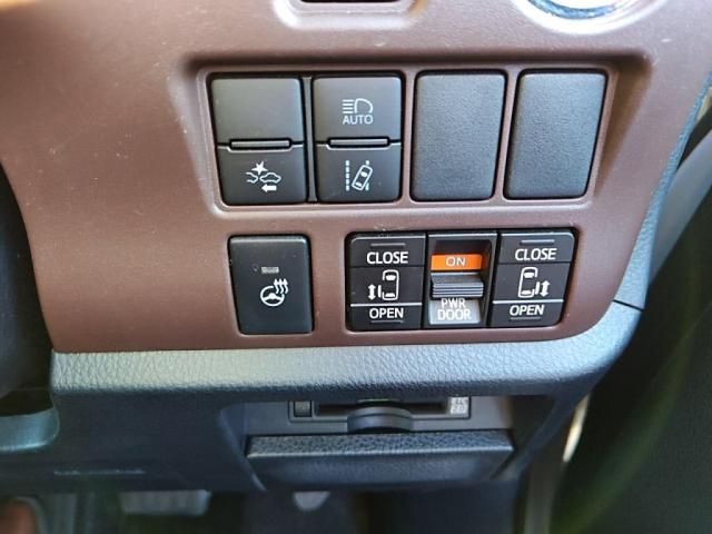 TOYOTA ESQUIRE 2019 Image 31