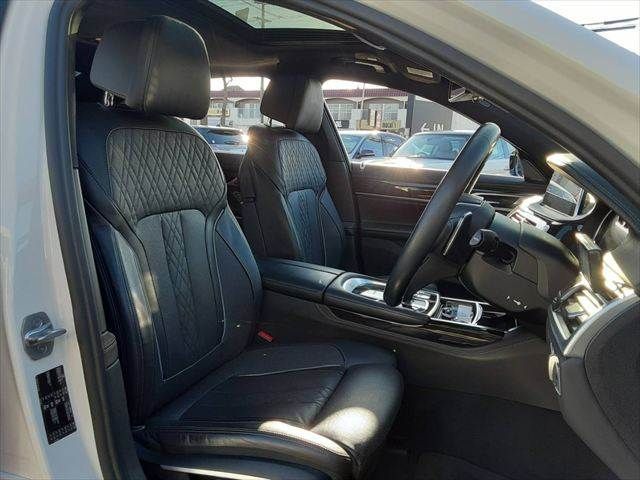 BMW 7SERIES 2016 Image 31