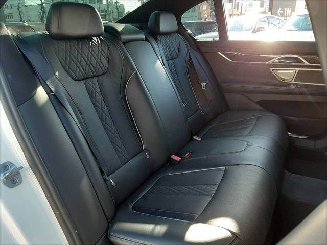 BMW 7SERIES 2016 Image 31