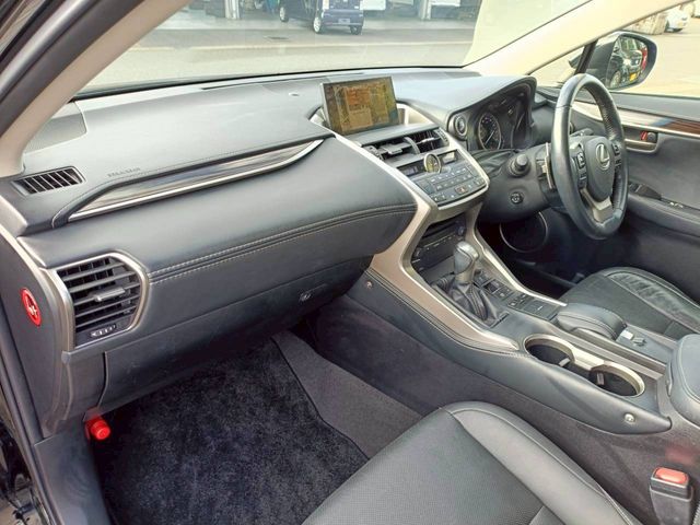 TOYOTA LEXUS NX300H 2014 Image 31